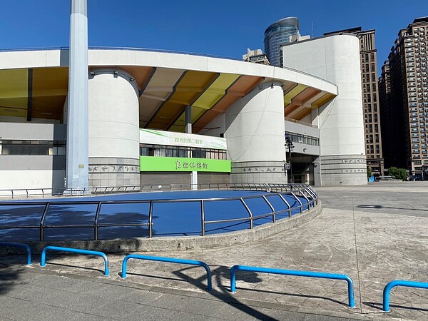 新北市板橋第一運動場一側外觀。圖／廖詠琦攝


