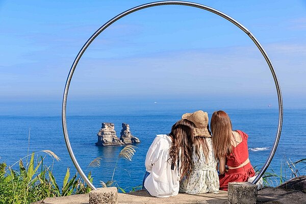 海岸環包括青春山海線與雙百年環線，有最美的145公里新北海岸與東北角山城漫遊，圖為獅頭山步道遠眺燭台雙嶼。圖／新北市觀旅局提供