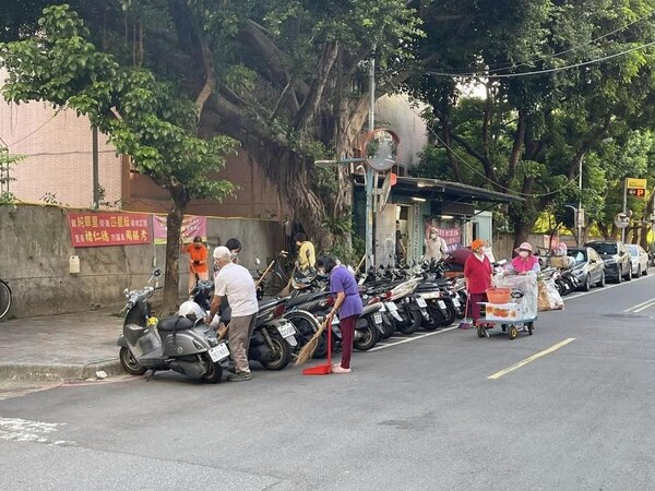 環保清潔日打掃街道。圖／取自「純翠里」臉書專頁

