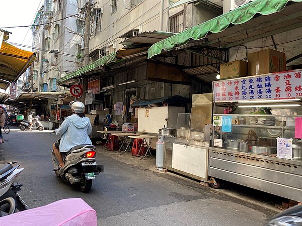 板橋區華中里內傳統市場實景。圖／廖詠琦攝