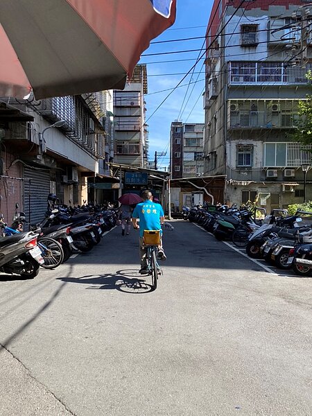 華中里里長黃榮煌常騎著單車巡視鄰里。圖/廖詠琦攝