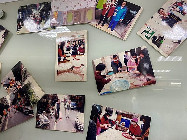 華中里辦牆上貼滿歷年各節慶的活動照 圖/廖詠琦攝