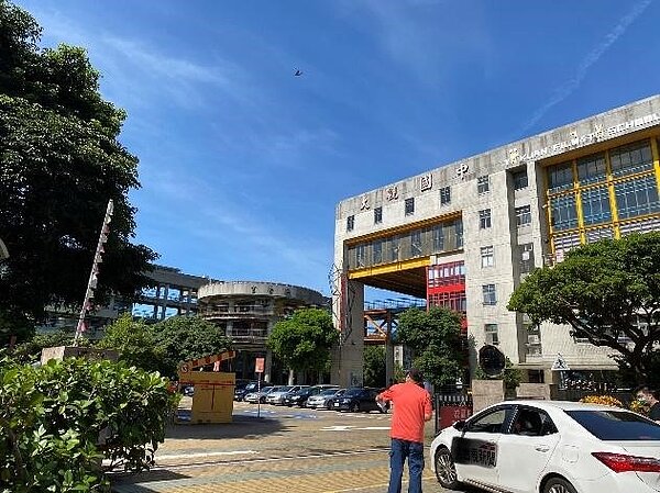 板橋區大觀國中校園外觀。圖/廖詠琦攝