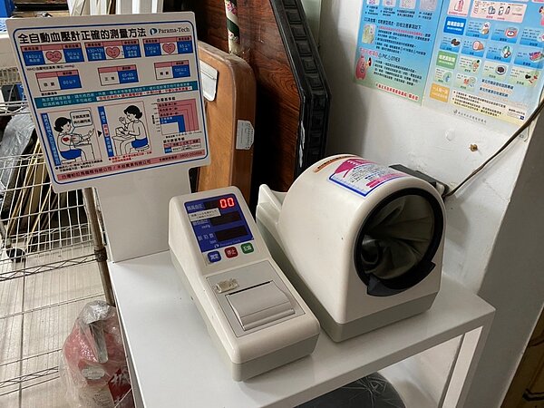 華中里提供血壓器供里民量測圖。/廖詠琦攝