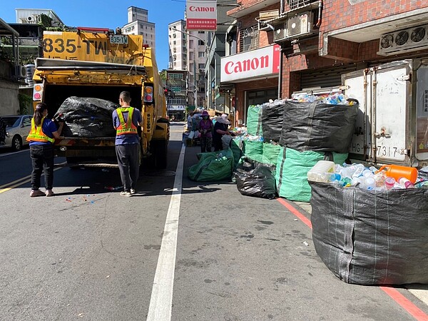 環境衛生維護實景。圖／廖詠琦攝


