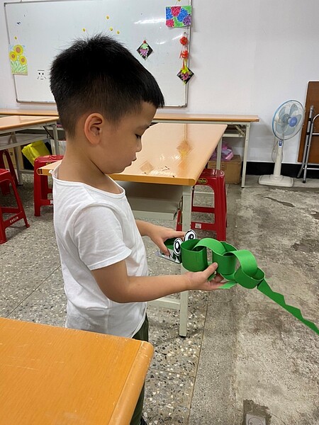 民族里內銀髮族的剪紙作品紙鱷魚。圖／廖詠琦攝


