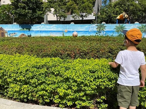 民族里內綠色小草原。圖／廖詠琦攝

