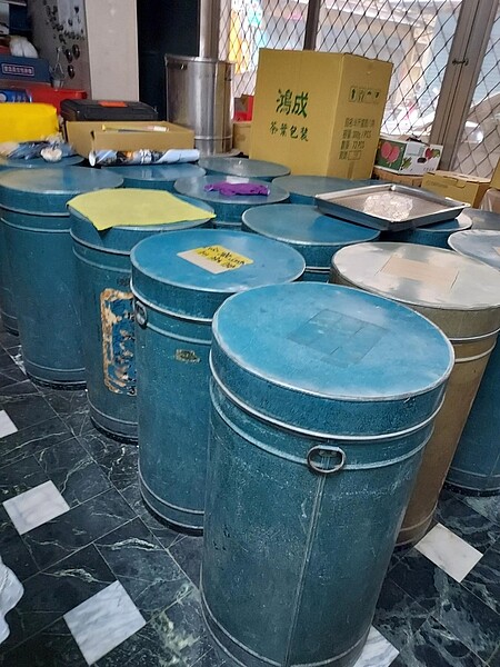 茶葉店的藍色鐵筒。圖／易小滿攝

