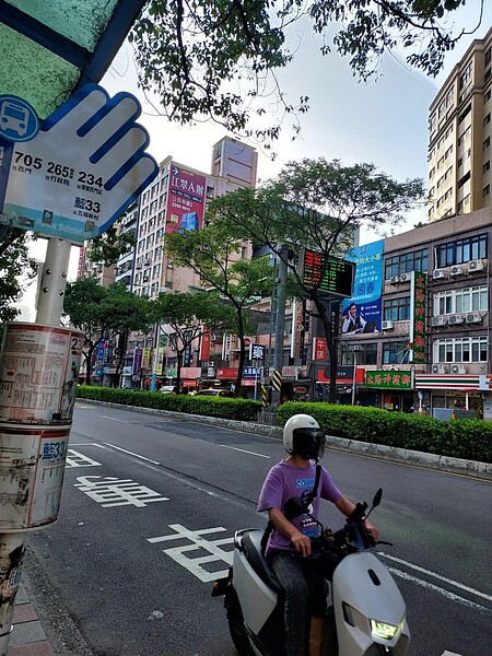 地小人稠的港墘里。圖／易小滿攝