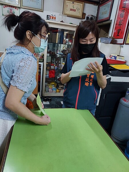 為里民解決問題。圖／易小滿攝

