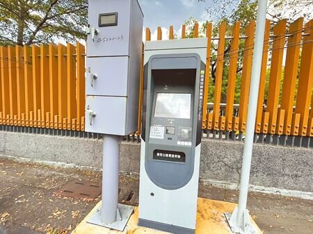 高雄澄清湖地區有大量的觀光人潮,且附近有長庚醫院,導入510格智慧停車格,並設有現場繳費機。(洪靖宜攝)