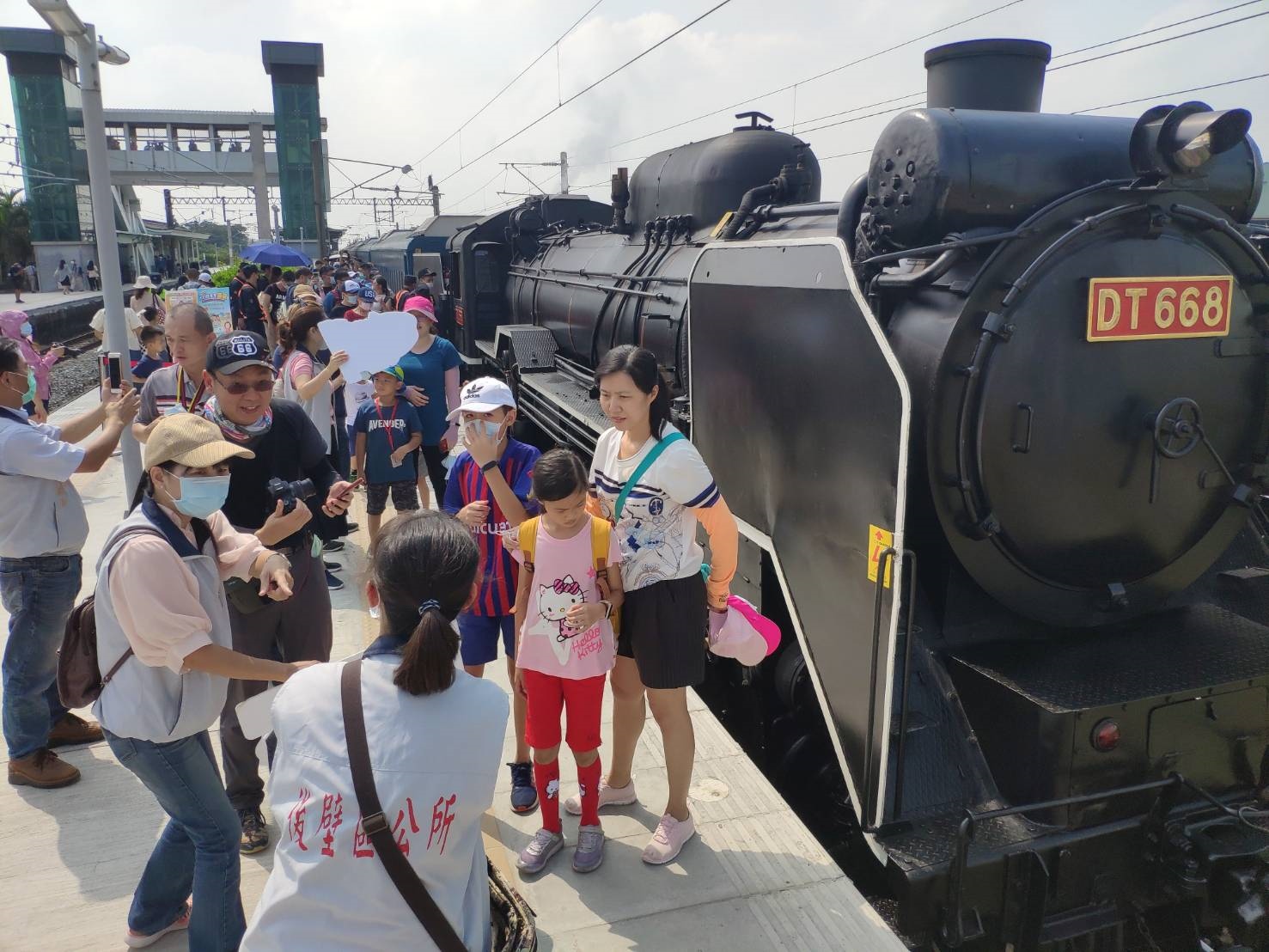 「蒸汽火車之王」DT668國王號前年10月18日停靠台南後壁火車站盛況。記者謝進盛／攝影 