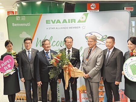 25日首航班抵達米蘭，駐義大利台北代表處李新穎大使（左三）與米蘭機場公司副總經理Mr. Andrea Tucci（右三）特別前往接機，長榮航空總經理孫嘉明（中）表示，疫情後2年首度出國，米蘭首航班機爆滿，象徵航空產業將逐漸復甦，後續客運需求樂觀。圖∕王淑以