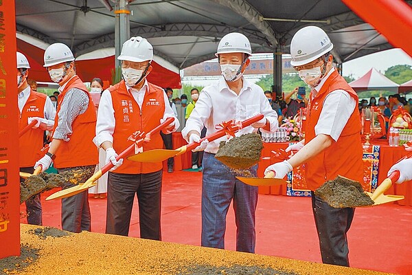 嘉義縣中埔公館及水上南靖兩個產業園區已於9月動土,嘉義縣長翁章梁(右二)參與動土儀式。(嘉義縣政府提供)