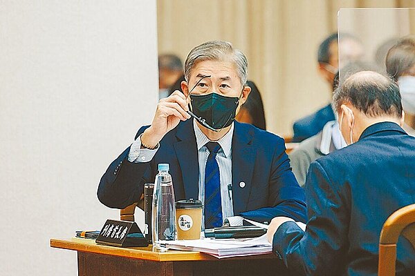 金管會主委黃天牧25日前往立法院財政委員會備詢,針對媒體詢問何種訊號出現金管會就會採全面禁空?黃強調,這要觀察國際情勢變化來綜合判斷,也再度信心喊話「台股基本面很好」。圖/中時電子報