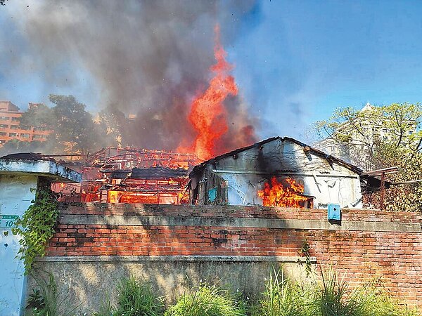 北科附工日式宿舍群歷史建築26日中午慘遭祝融之災。（翻攝照片／蔡依珍桃園傳真）