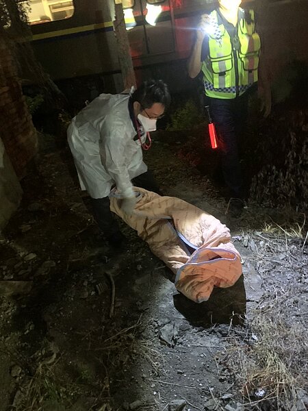 嘉義縣水上鄉台1線台鐵南靖段平交道鐵道,消防局晚間5點39分獲報,有名70歲老翁遭北上區間車3218車次撞死,列車停駛,鐵路警察會同水上警分局調查處理。記者魯永明/翻攝