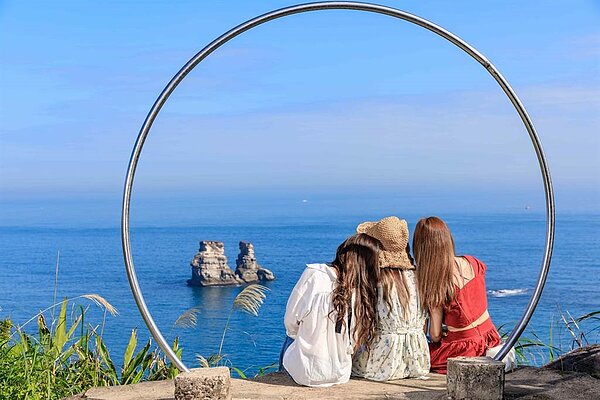 海岸環包括青春山海線與雙百年環線,有最美的145公里新北海岸與東北角山城漫遊。(新北市觀光旅遊局提供)