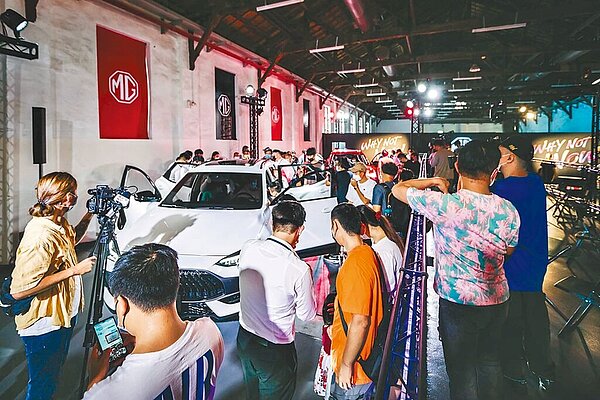 交通部為減低二次事故造成死傷,預告自明年7月1日起出廠的新車,應把符合國家檢驗標準的反光背心納入標配,否則不得領牌。圖為日前在台北的賞車活動湧現人潮。圖/MG Taiwan提供