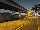 大佳河濱騎單車　臭味撲來