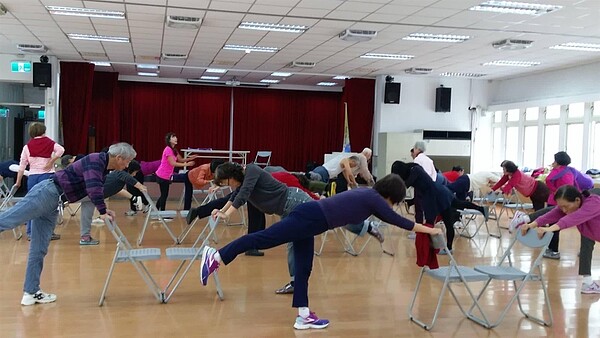 樂齡族瑜珈。(圖片擷取自錦安里臉書)
