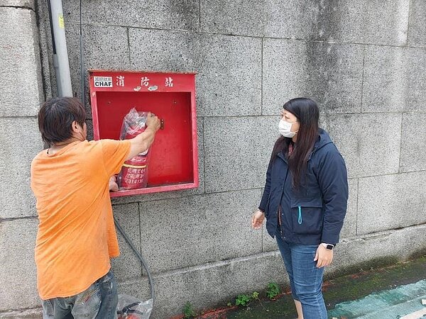 臺北市中正區建國里檢查滅火器。圖／取自「許瀞尹」臉書