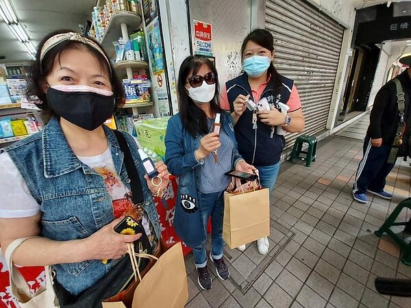 臺北市中正區建國里里民用回收物兌換物資。圖／取自「許瀞尹」臉書