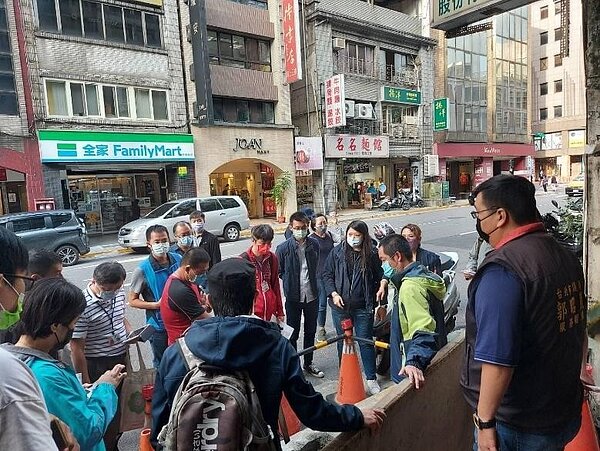 臺北市中正區建國里各單位處理管線問題。圖／取自「許瀞尹」臉書