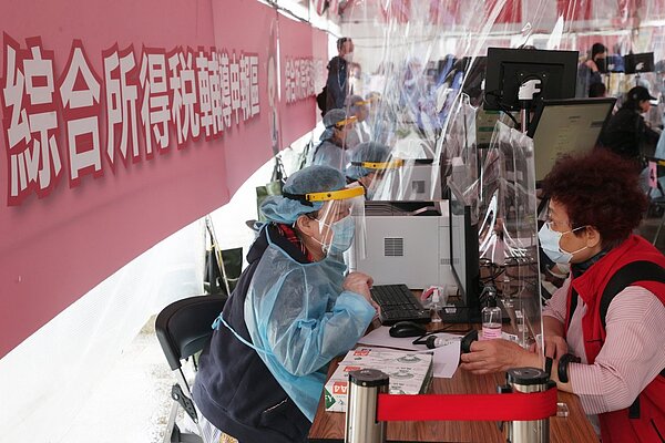 民眾小確幸，今年第三批綜所稅退稅原定明年1月18日入帳，不過據悉，賦稅署正研擬提早退稅期程，若來得及，希望在今年12月底就退稅。聯合報系資料照