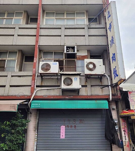 彰化「夜市爌肉飯」門口貼停止營業字條。圖/翻攝自臉書社團彰化人大小事