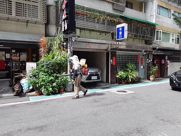 光信里防疫消毒。圖／取自「光信里長楊珮菱：在地媽媽點亮光信，共創社區幸福生活」臉書