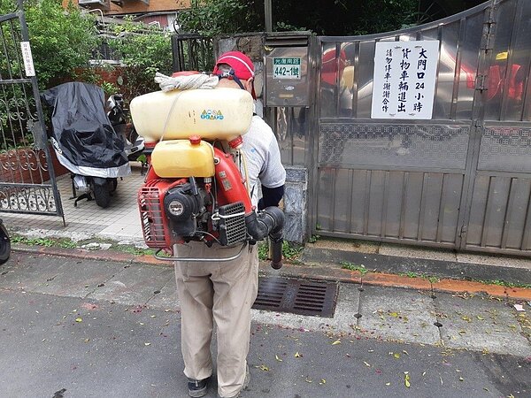 光信里巷弄登革熱消毒。圖／取自「光信里長楊珮菱：在地媽媽點亮光信，共創社區幸福生活」臉書