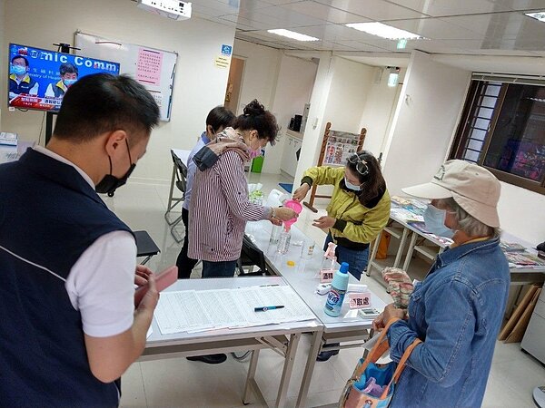 臥龍里發放防疫用品。圖/取自臺北市鄰里服務網