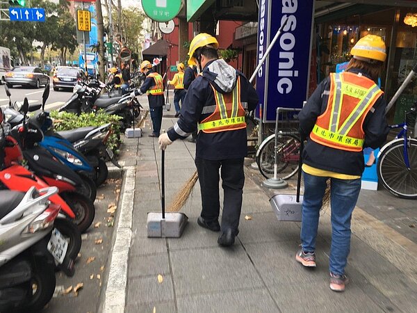 臥龍里環保志工巡路。圖/取自臺北市鄰里服務網