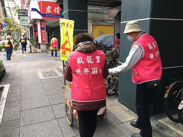 臥龍里認真清掃。圖/取自臺北市鄰里服務網