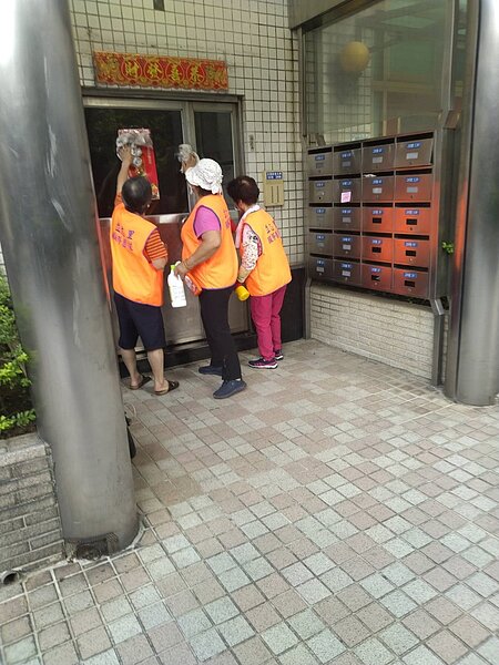 環保志工每月定期進行里區環境清潔。圖／陳崑祥提供
