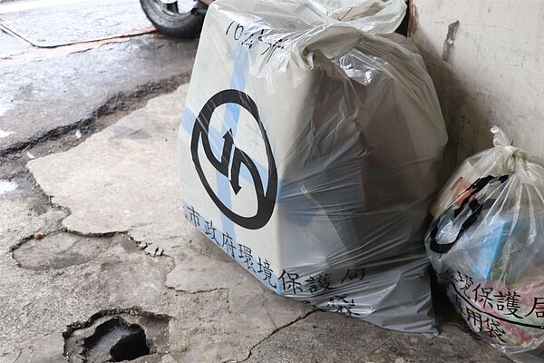 每次清掃工作結束，志工們便會將垃圾集中在里辦公處，後續陳崑祥再請清潔隊將垃圾載走處理。圖／林昕璿攝
