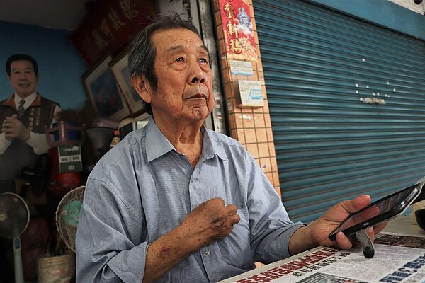 陳崑祥雖然年事已高，在妻子陳美伶相互扶持下，一同為立志里服務多年。圖／林昕璿攝
