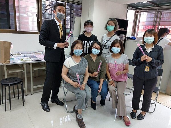 永慶房屋敦親睦鄰母親節致贈媽媽們康乃馨。圖／取自臺北市鄰里服務網