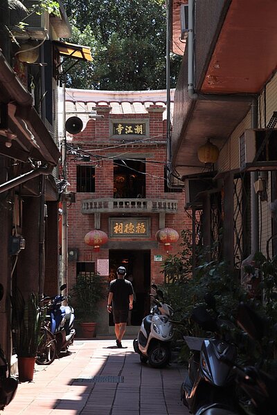 兩層樓的磚造寺廟，上層為潮江寺，主祀觀音佛祖，下層為福德祠，供奉福德正神。因寺廟面朝大漢溪而蓋，故名「潮江寺」。圖／林昕璿攝 
