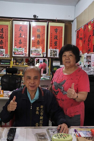 黃希義直說太太做事能力強，是他的幕後功臣，協助他打理里內許多事務。圖／林昕璿攝
