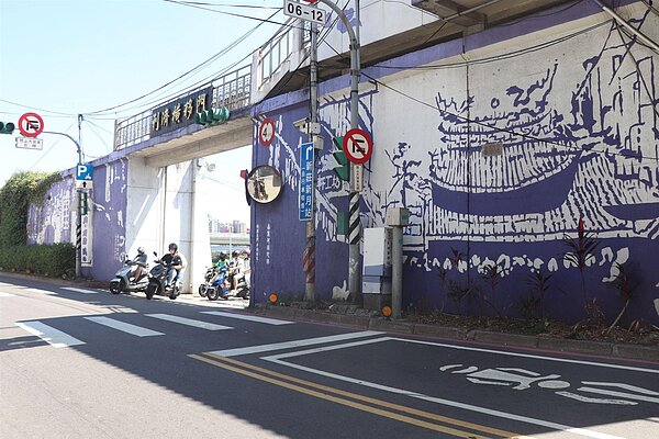 正對慈祐宮前的利濟橫移門，為舊時新莊港港口所在。圖／林昕璿攝