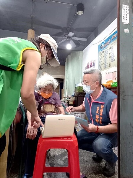服務員志工(左)與郭樹琳(右)親自到里民家中量測血壓。圖/新莊區中泰里粉專提供