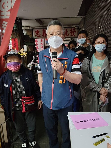 郭樹琳（中）視里民如家人，為中泰里服務二十餘載。圖／新莊區中泰里粉專提供
