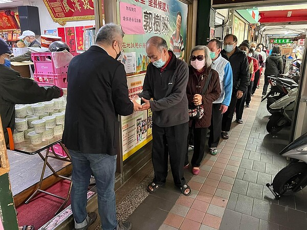 里民大排長龍領取里辦公室協助發放的臘八粥。圖/新莊區中泰里粉專提供
