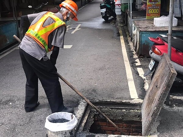 除了下水道整治外,中泰里也經常清潔水溝衛生。圖/新莊區中泰里粉專提供
