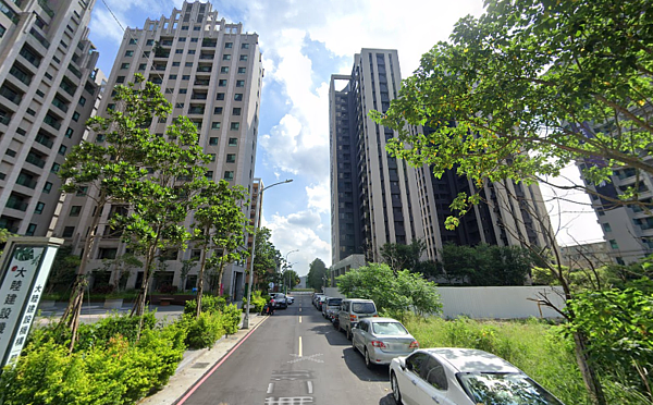家人擔憂地震要賣房! 網一看「地點」笑了:乾脆移民 網友看到桃園青埔鄰近高鐵站有點心動。桃園青埔街景示意圖/翻攝自Google maps
