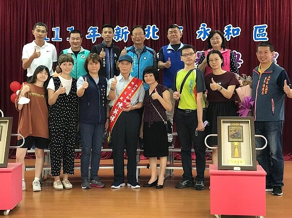 永和區模範父親表揚合影。圖／潘慶忠里長提供
