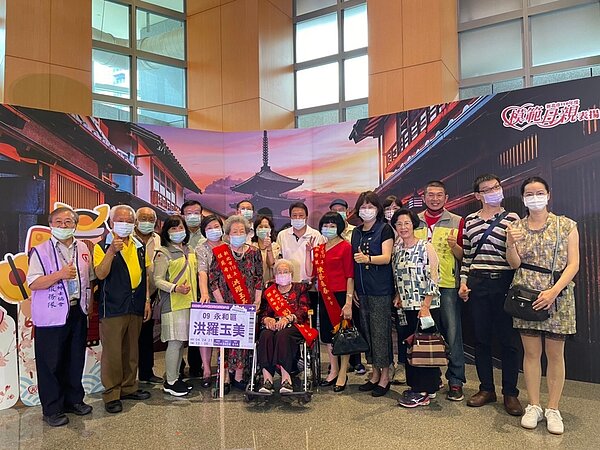 永和區模範母親表揚合影 。圖／潘慶忠里長提供