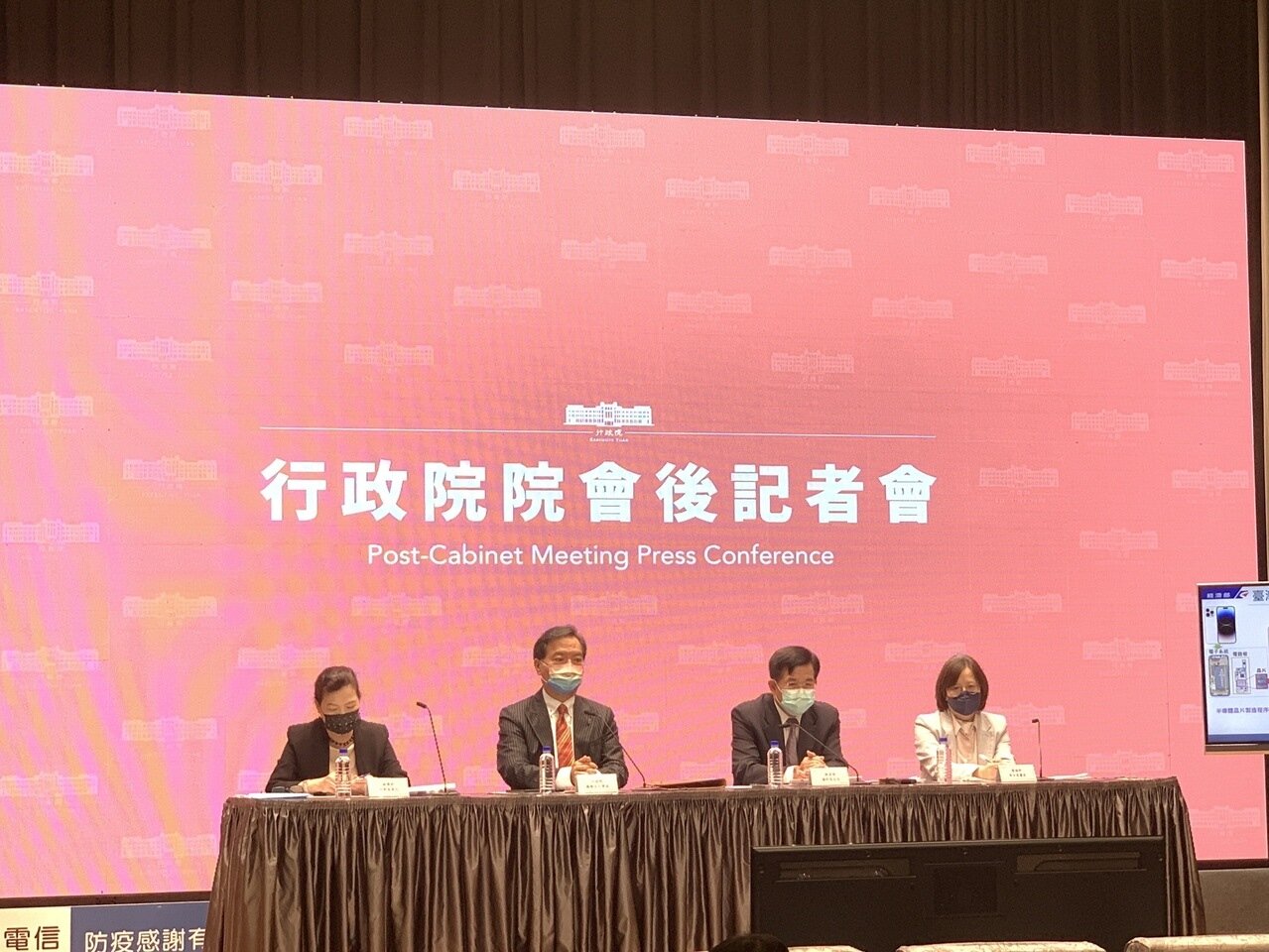 行政院今(27)日核定我國少子女化對策計畫,為落實「0-6歲國家一起養」,自2023年元旦起將擴大育兒津貼/托育補助不排富,總計將有103萬名幼兒受益。記者鄭媁/攝影